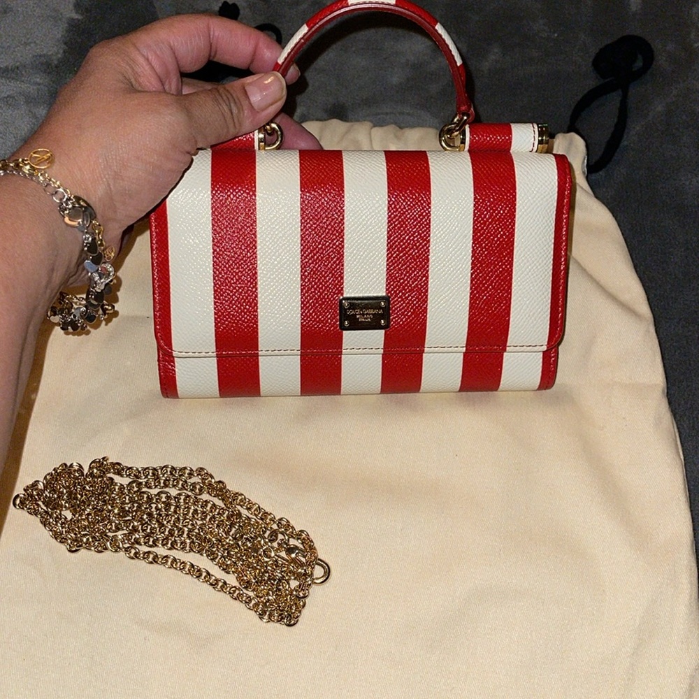 Dolce n Gabbana WOC pristine condition comes with chain strap 23” wallet 7x4 1/2 - Picture 1 of 11